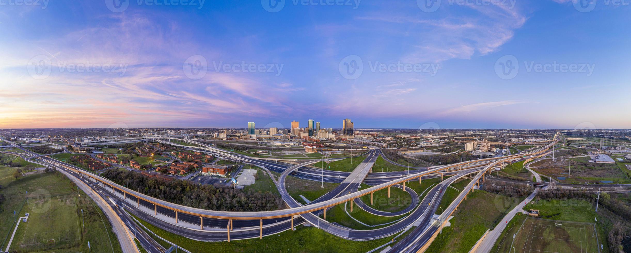 imagem panorâmica aérea do horizonte de fort worth ao nascer do sol com cruzamento de rodovias no texas foto