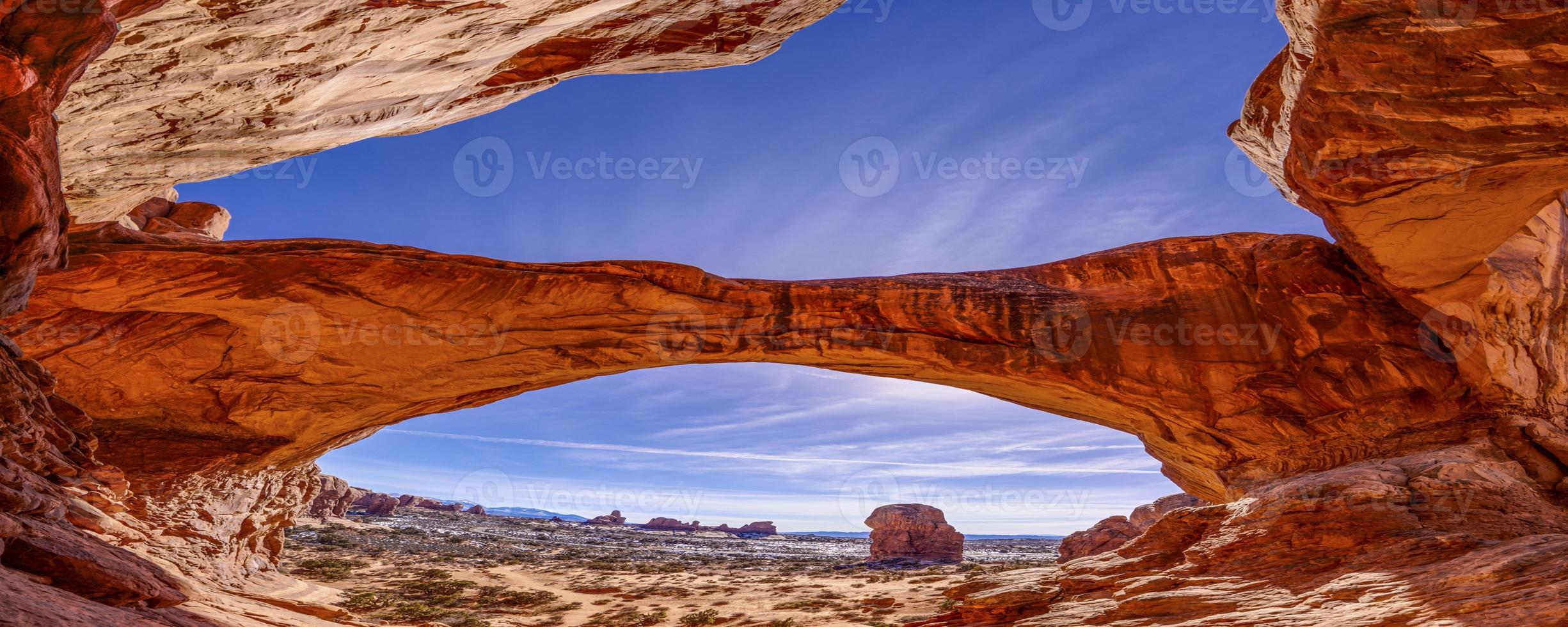 imagem panorâmica de maravilhas naturais e geológicas do parque nacional de arcos em utah no inverno foto