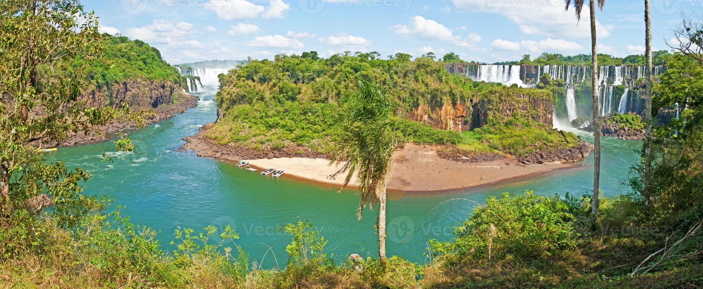 foto do espetacular parque nacional do iguaçu com as impressionantes cachoeiras na fronteira entre argentina e brasil