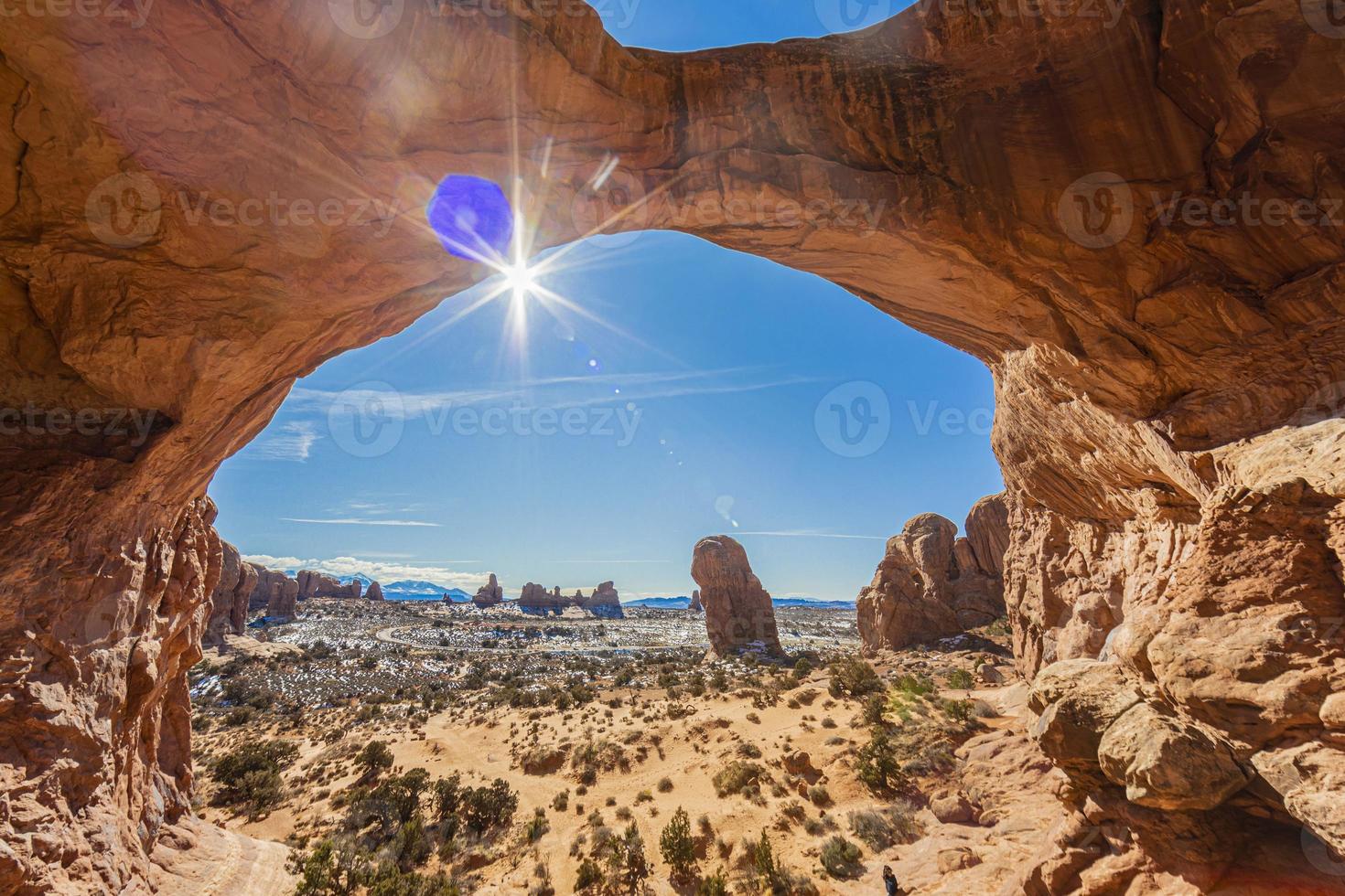 imagem de luz de fundo do arco duplo no parque nacional de arcos no inverno foto