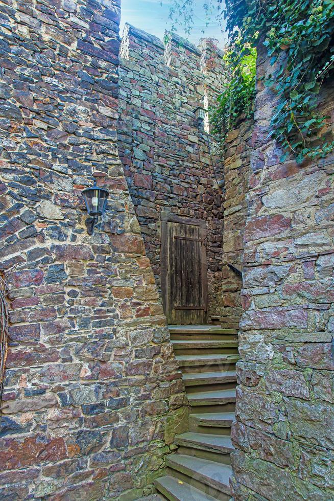 vista de detalhe na entrada de um castelo medieval no vale do reno foto