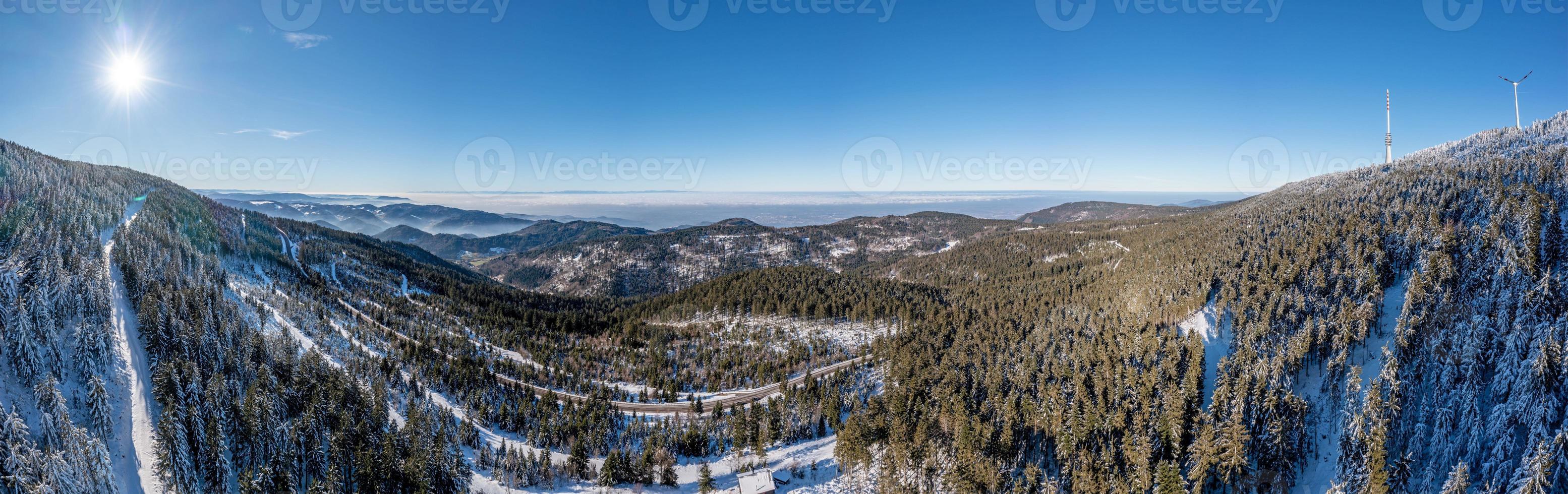 drone panorama sobre o vale do reno perto da cidade alemã de baden baden tirada de mummelsee na floresta negra foto