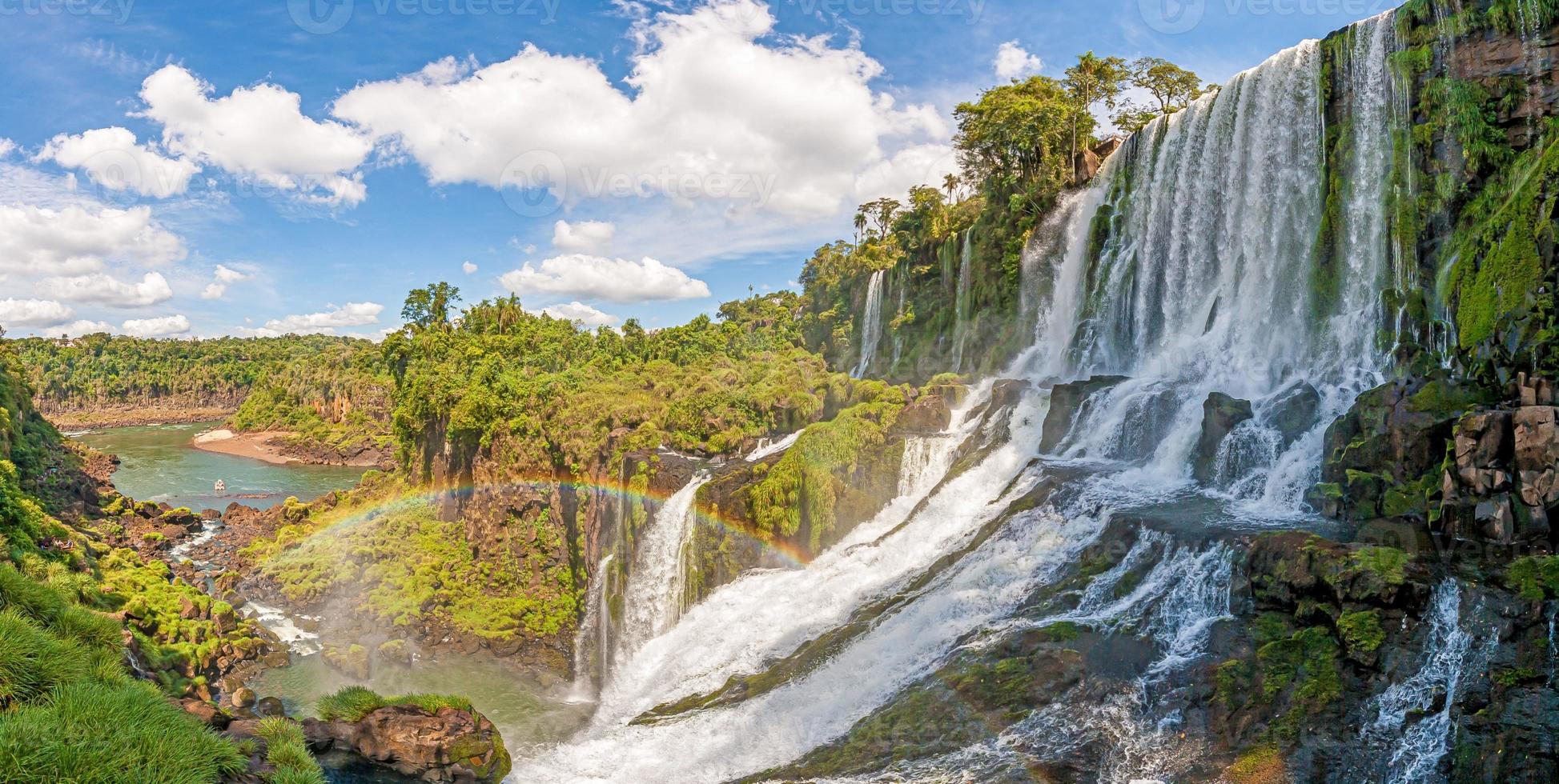 foto do espetacular parque nacional do iguaçu com as impressionantes cachoeiras na fronteira entre argentina e brasil