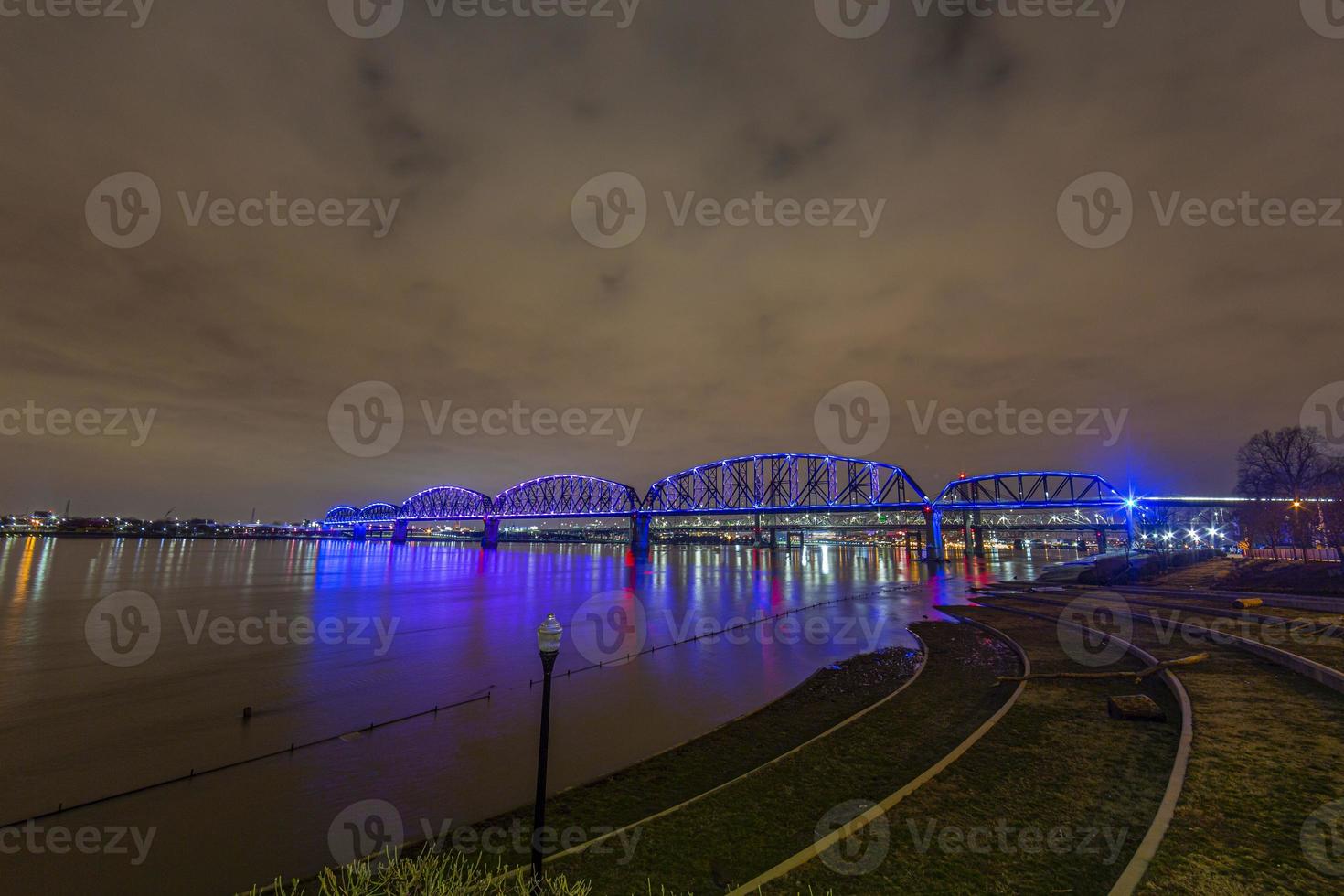 vista sobre a big four bridge e o rio ohio em louisville à noite com iluminação colorida na primavera foto