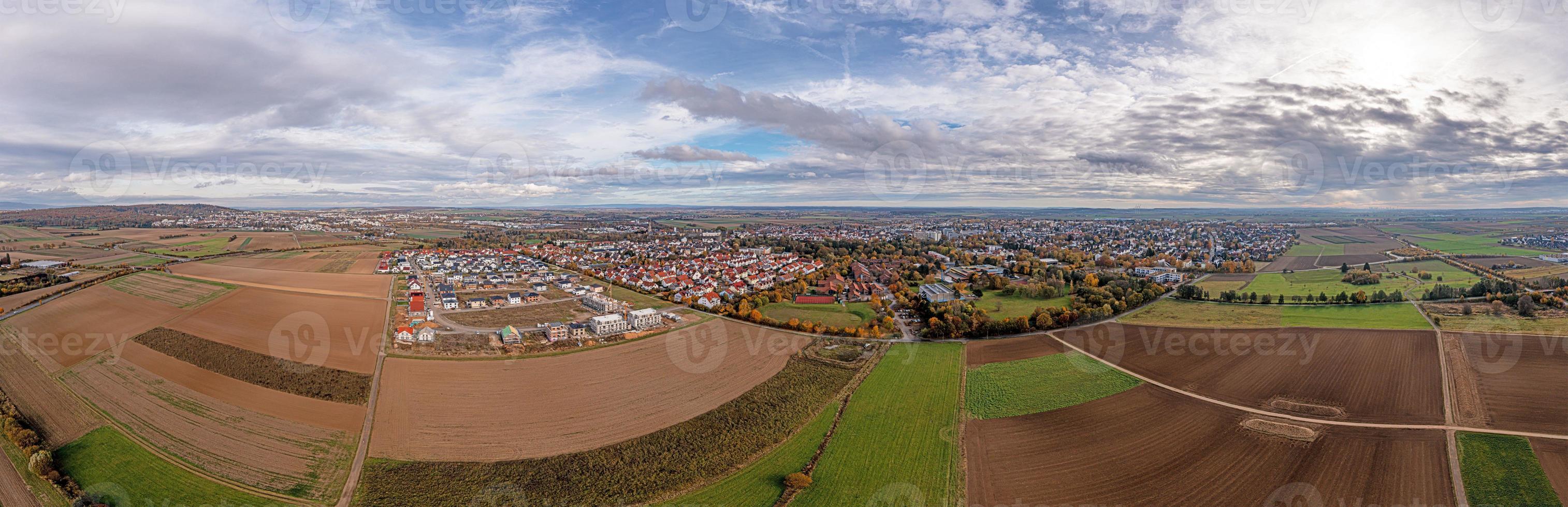 panorama de drones sobre a cidade de hesse Friedberg durante o dia no outono foto