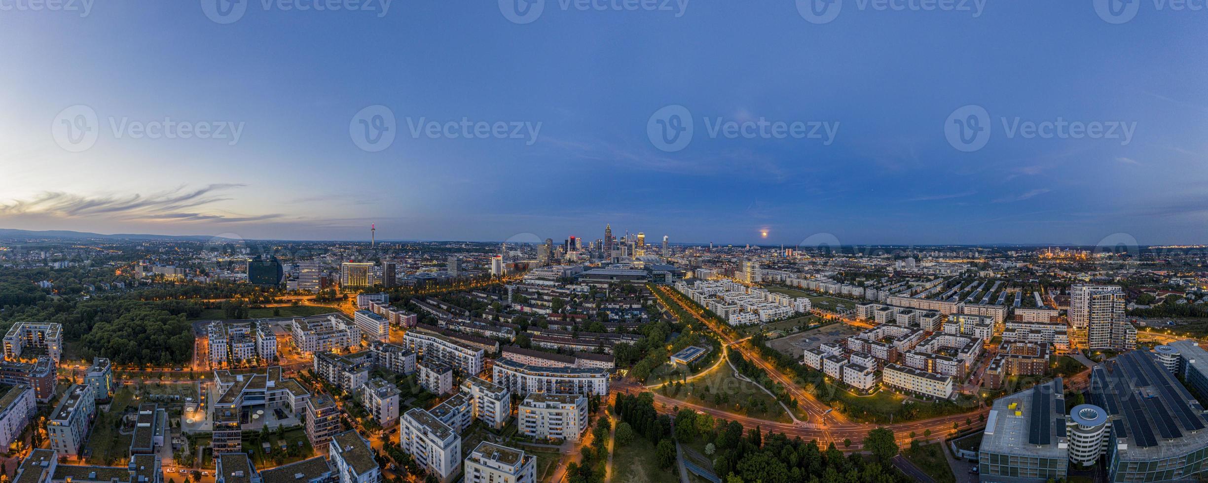 panorama aéreo drone do horizonte de frankfurt durante o pôr do sol do parque rebstock foto