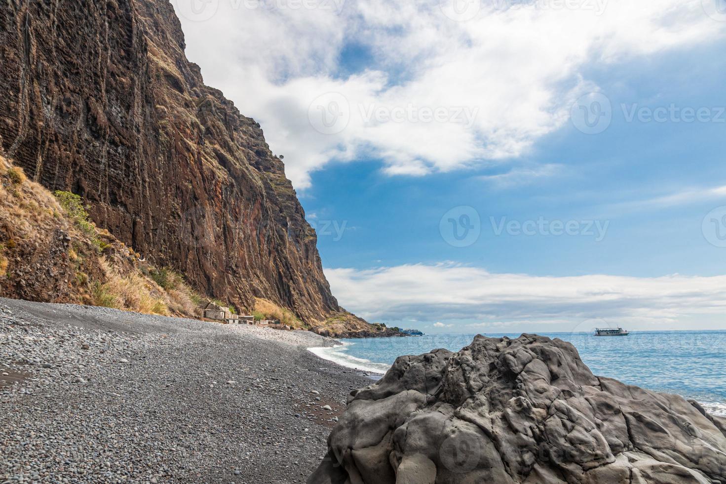 vista sobre a praia pedregosa de fajas de cabo girao na ilha portuguesa da madeira no verão foto