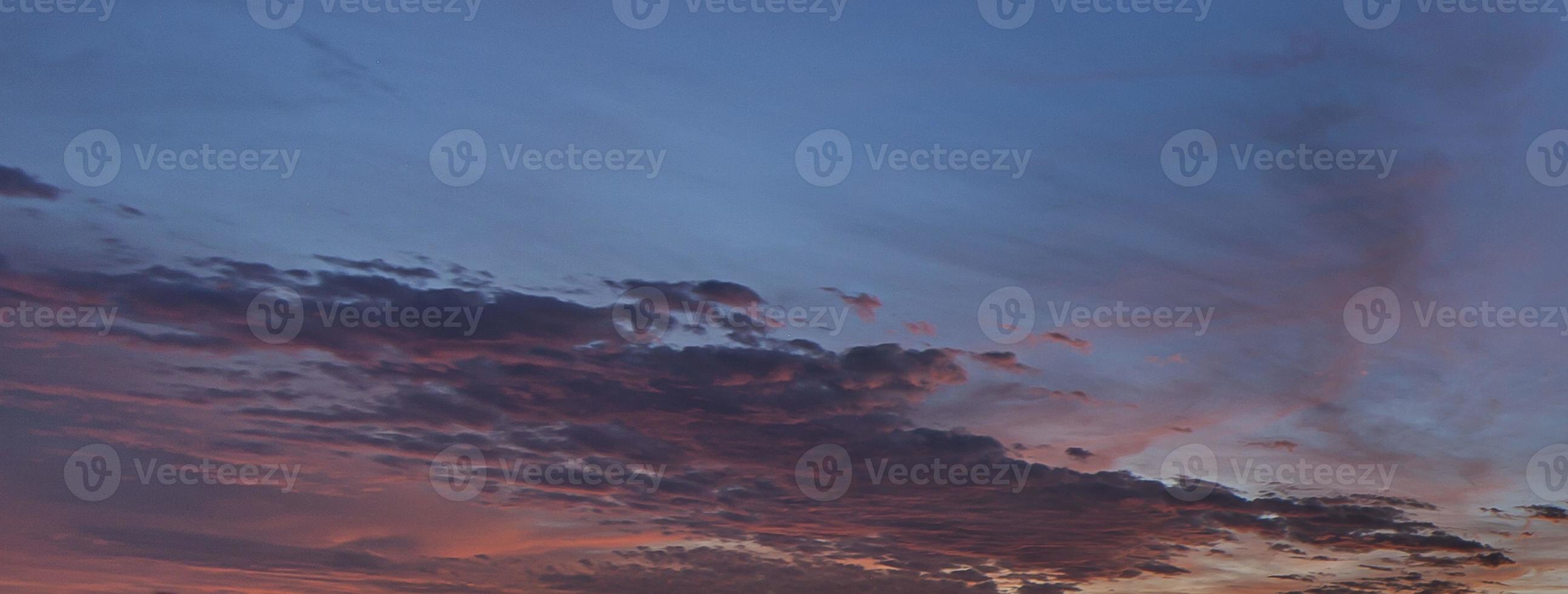 céu colorido dramático com arrebol e nuvens iluminadas foto