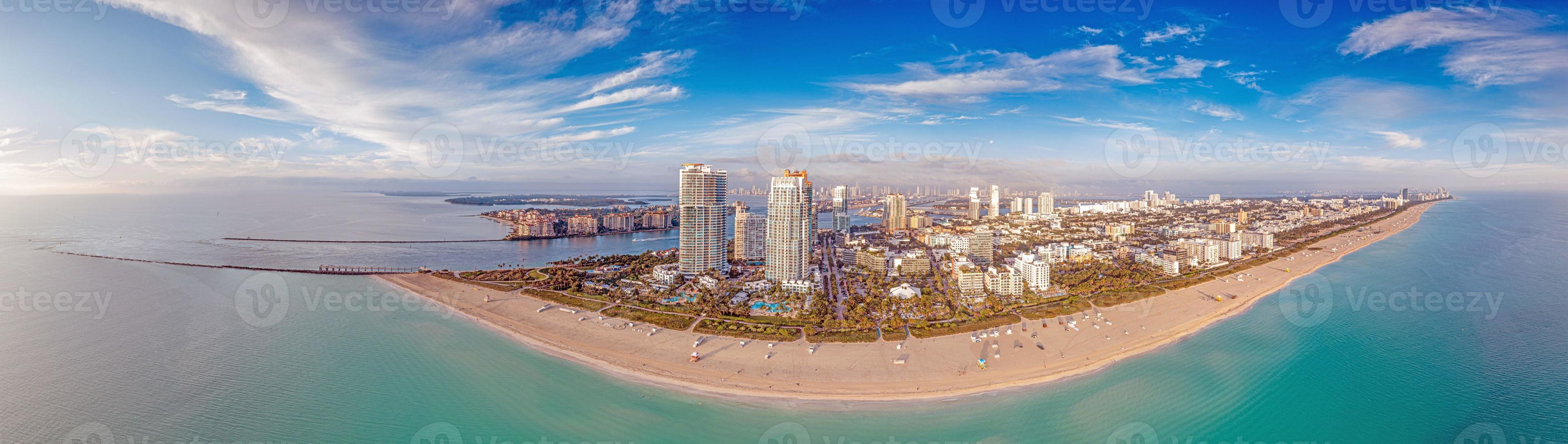 drone panorama sobre o horizonte de miami beach no período da manhã foto