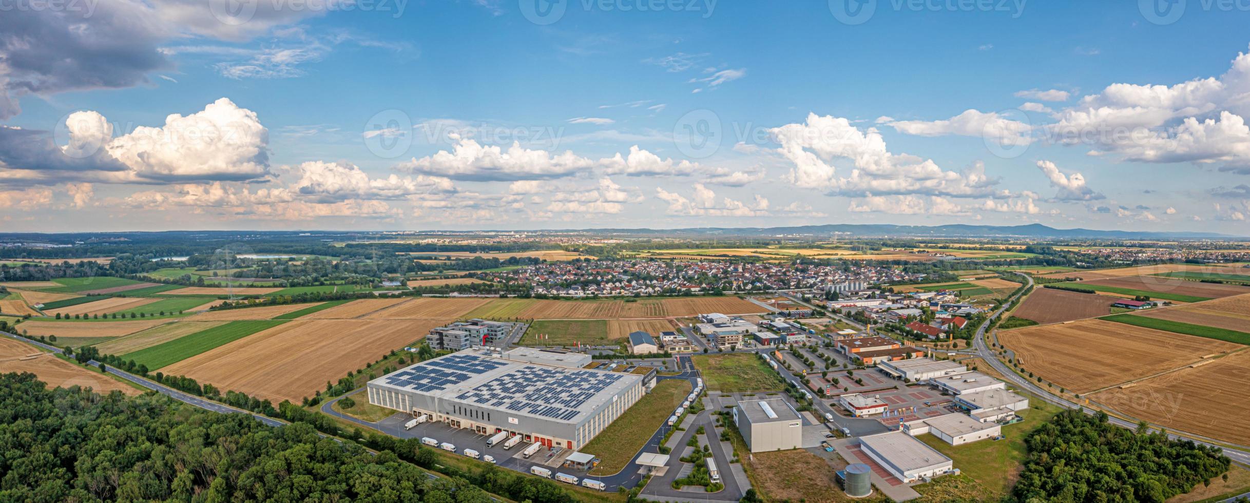 panorama drone sobre a aldeia wolfskehlen no distrito de hessian gross-gerau foto