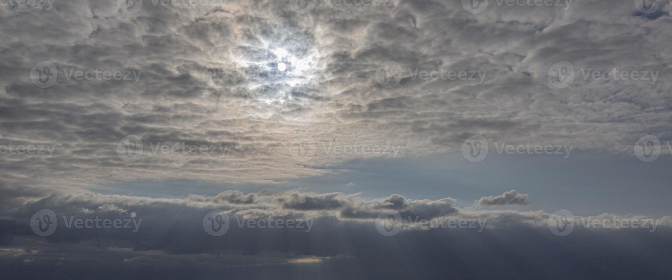 céu colorido dramático com arrebol e nuvens iluminadas foto