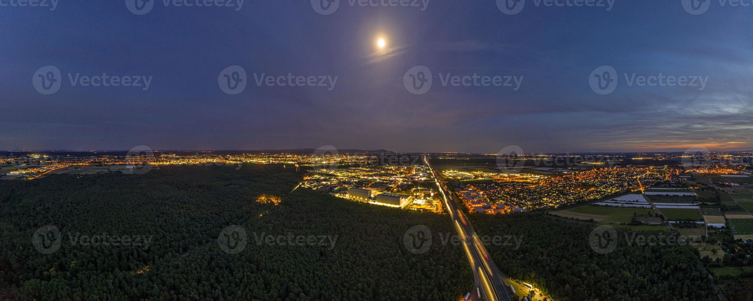 foto panorâmica de drone da rodovia 5 perto de darmstadt e weiterstadt ao pôr do sol