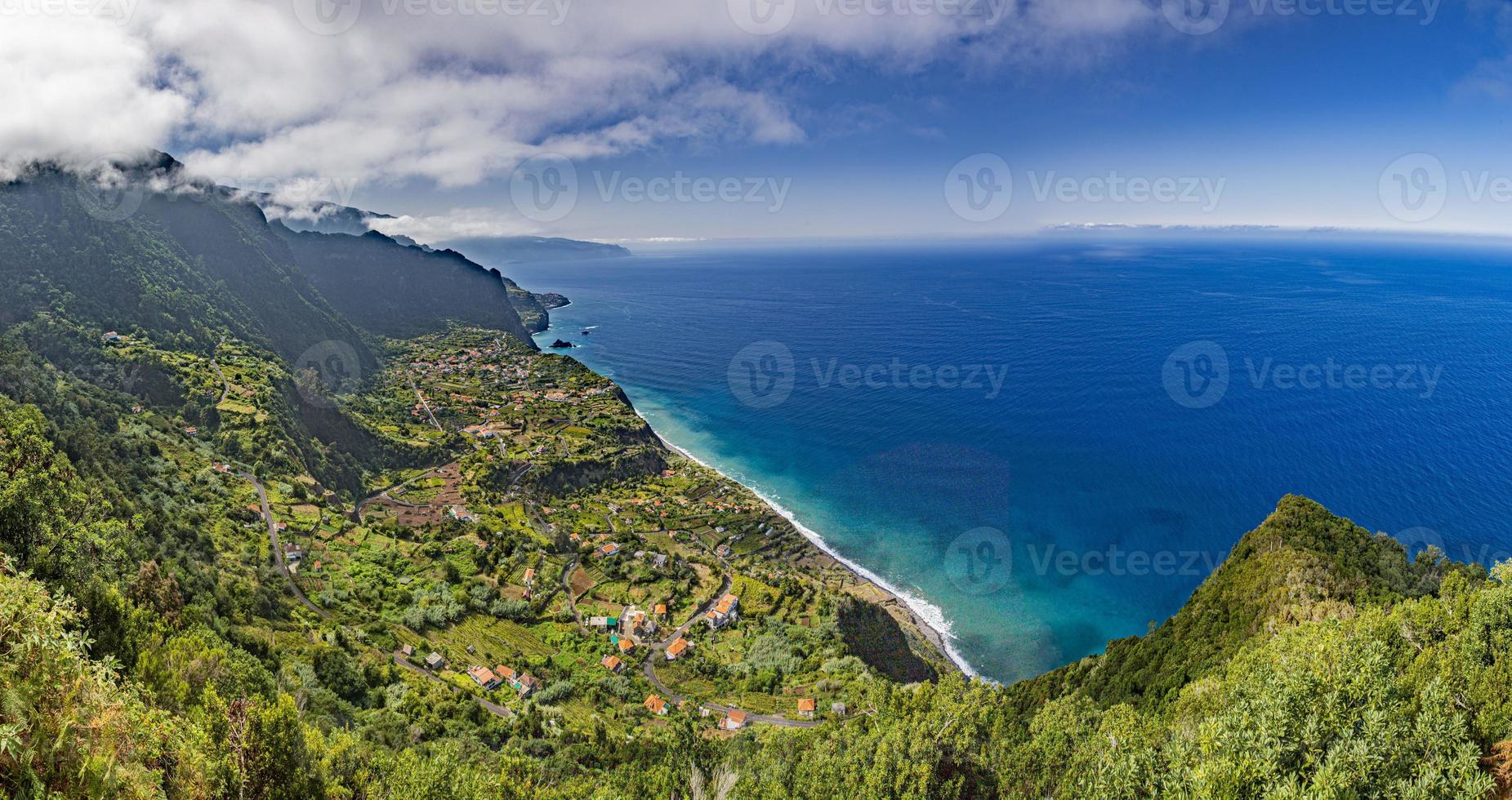 vista sobre a vila de porto moniz na ilha portuguesa da madeira no verão foto