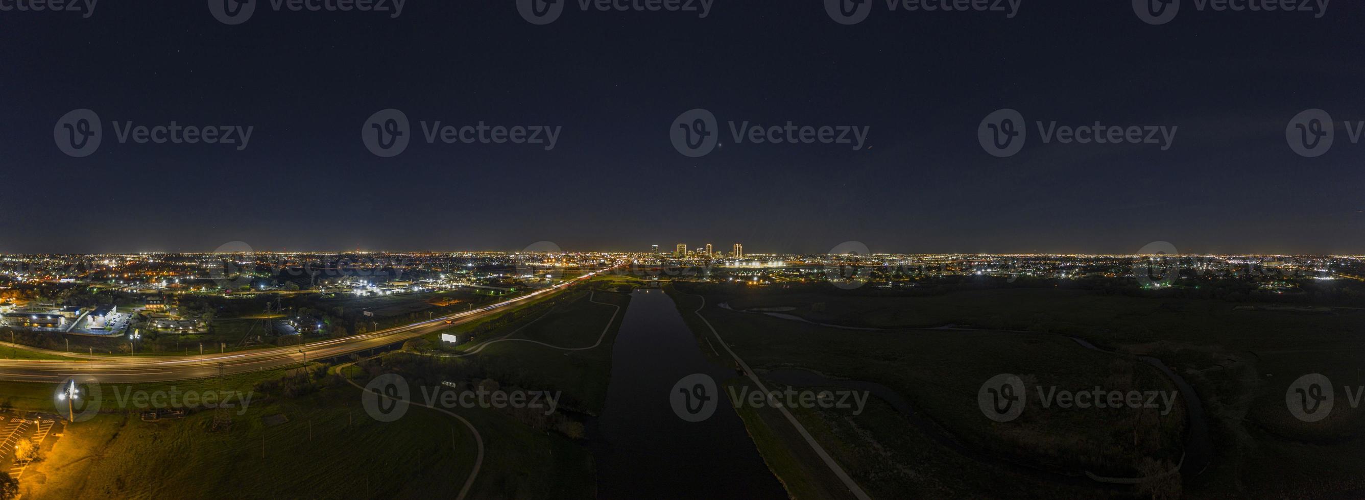 vista aérea panorâmica no horizonte iluminado de fort worth sobre west fork trinity river à noite foto