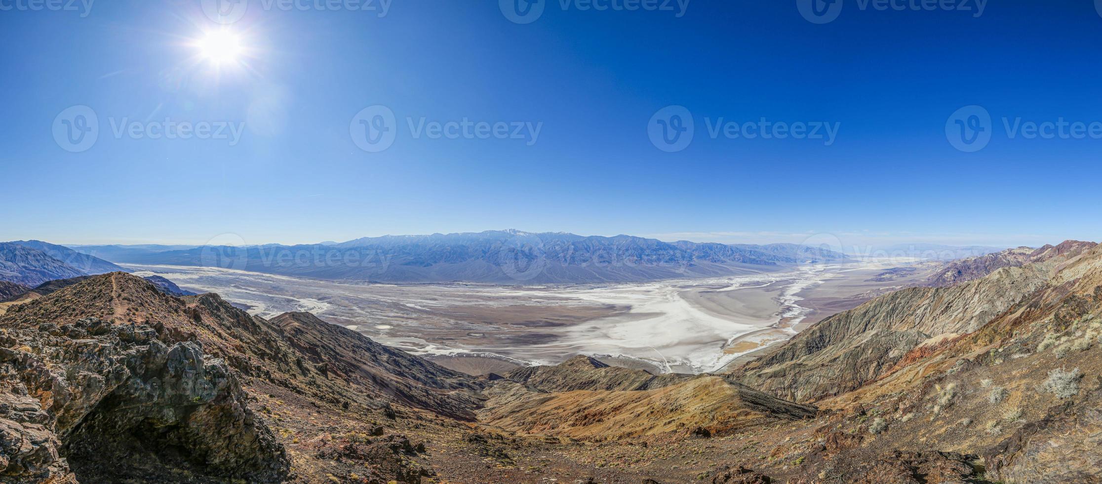 imagem panorâmica sobre o vale da morte do ponto de vista de dantes no inverno foto