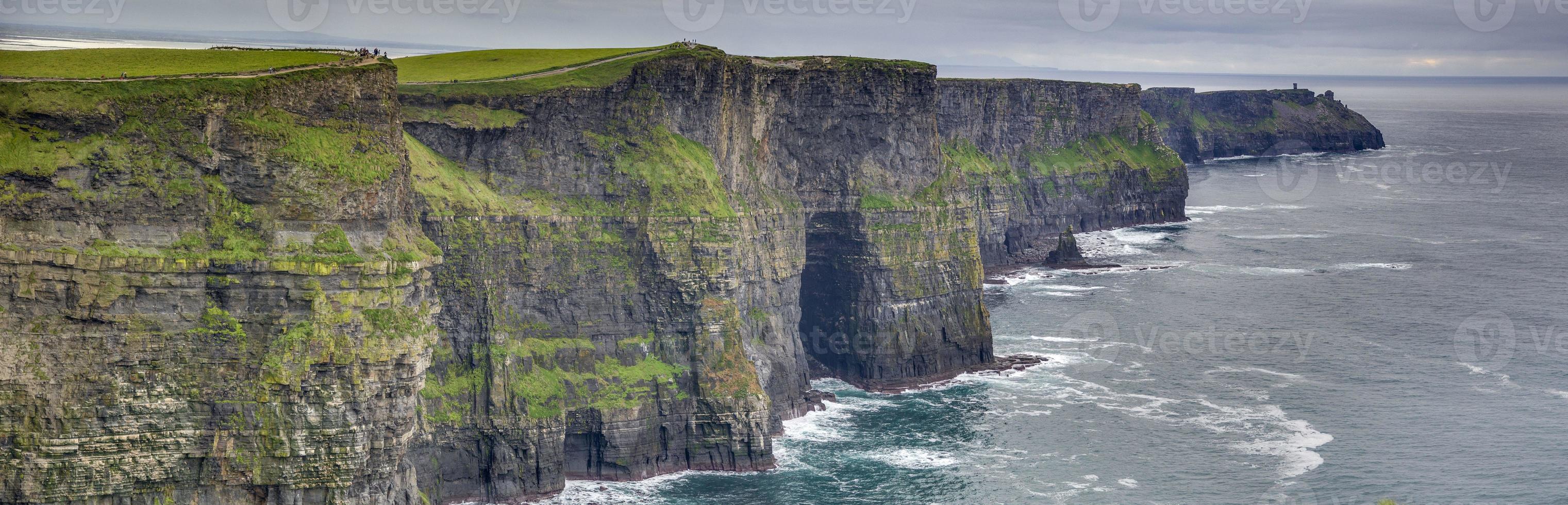 vista sobre as falésias de moher na irlanda foto