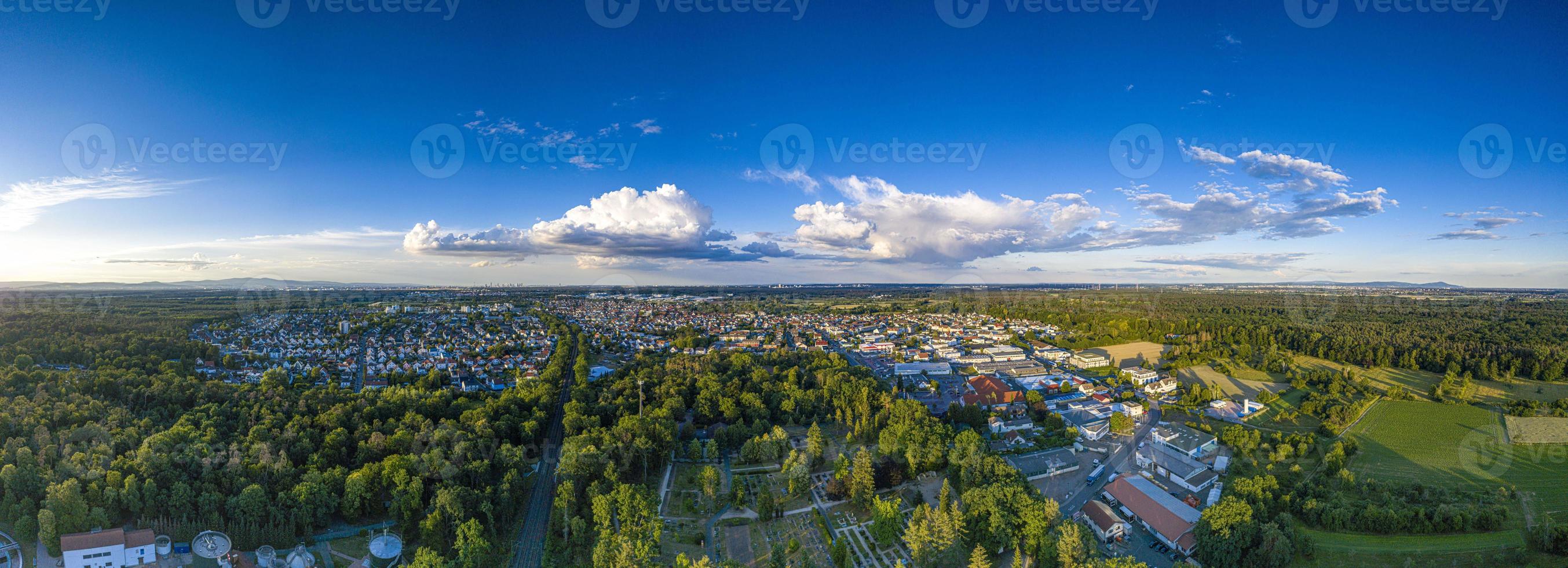 imagem panorâmica aérea da cidade de moerfelden na área sul de hesse durante o pôr do sol foto