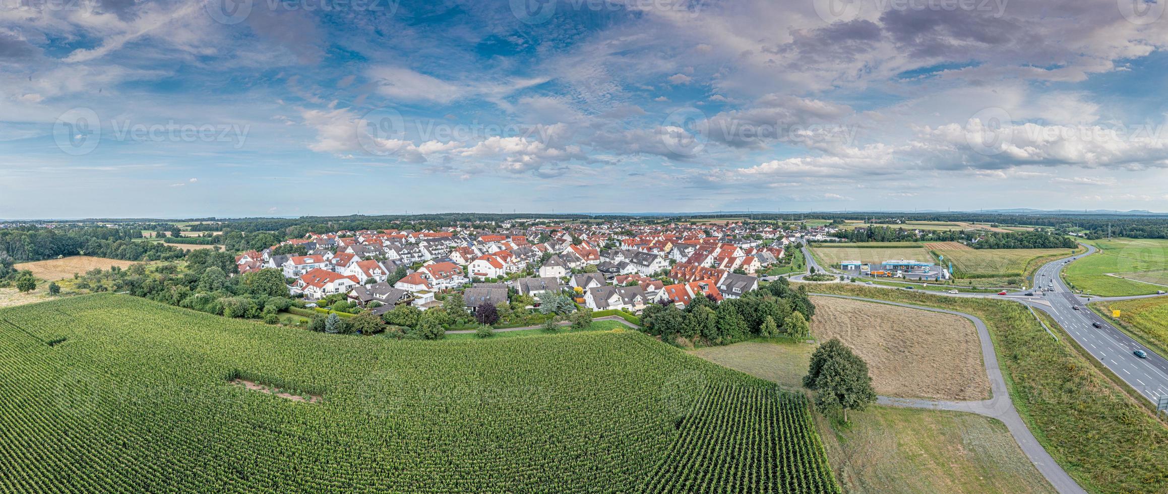 panorama de drones sobre offenthal do assentamento hessiano do sul alemão perto de darmstadt à luz da noite foto