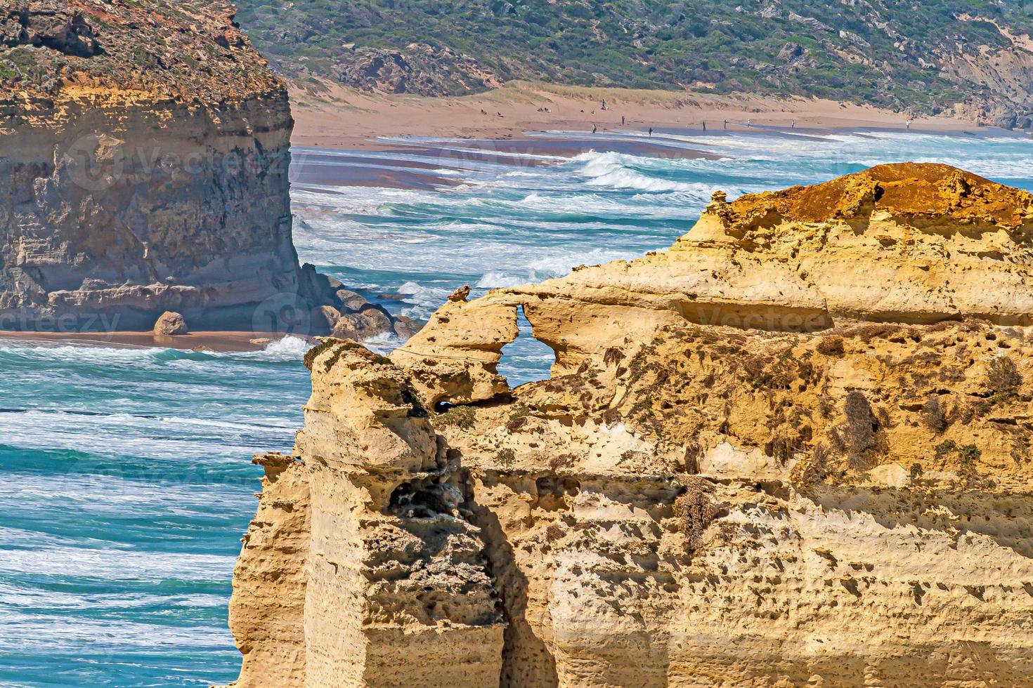 vista sobre o litoral acidentado e selvagem dos 12 apóstolos no sul da austrália foto