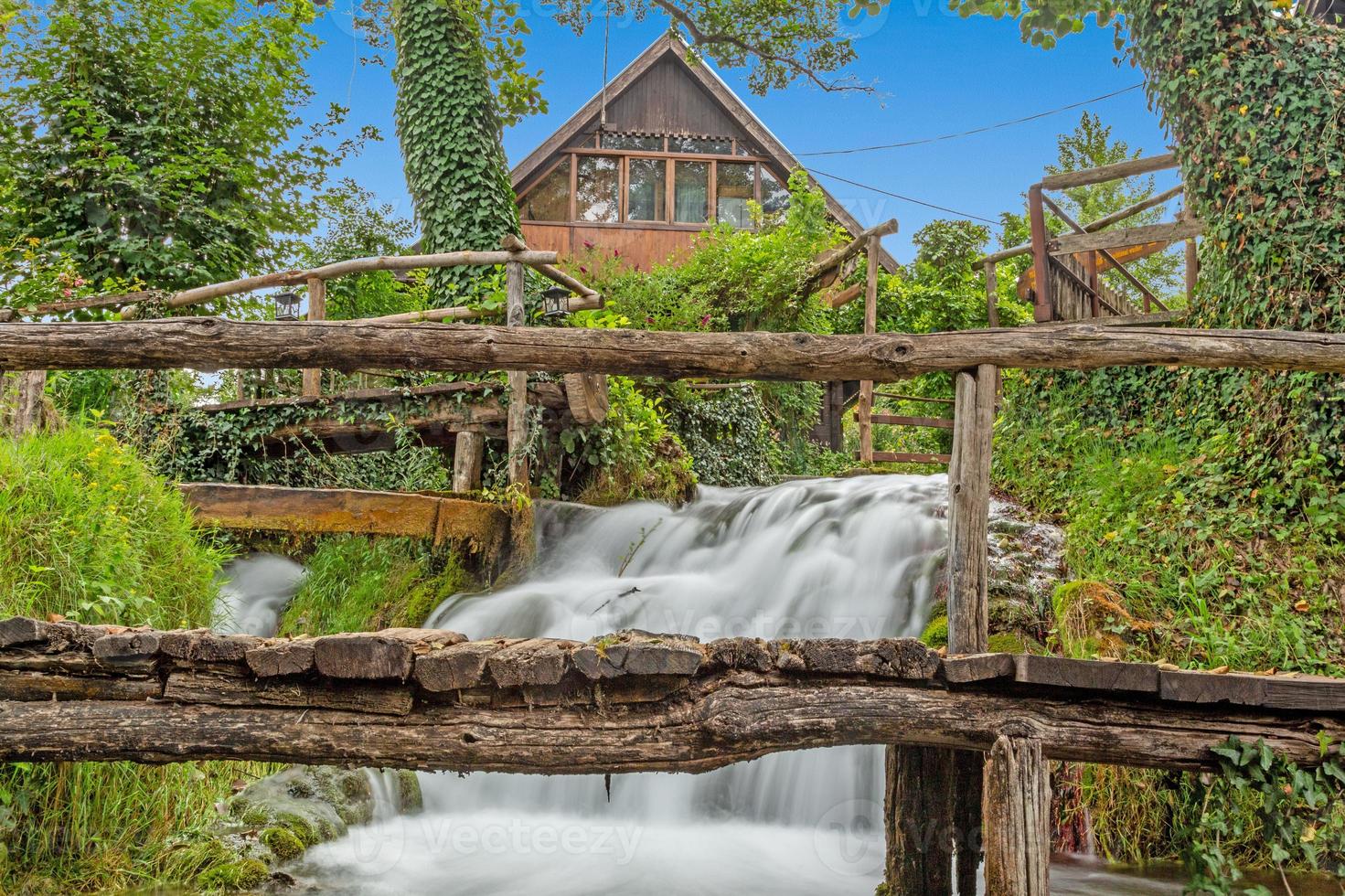 vista sobre a fabulosa e mística cidade de rastoke na croácia durante o dia foto