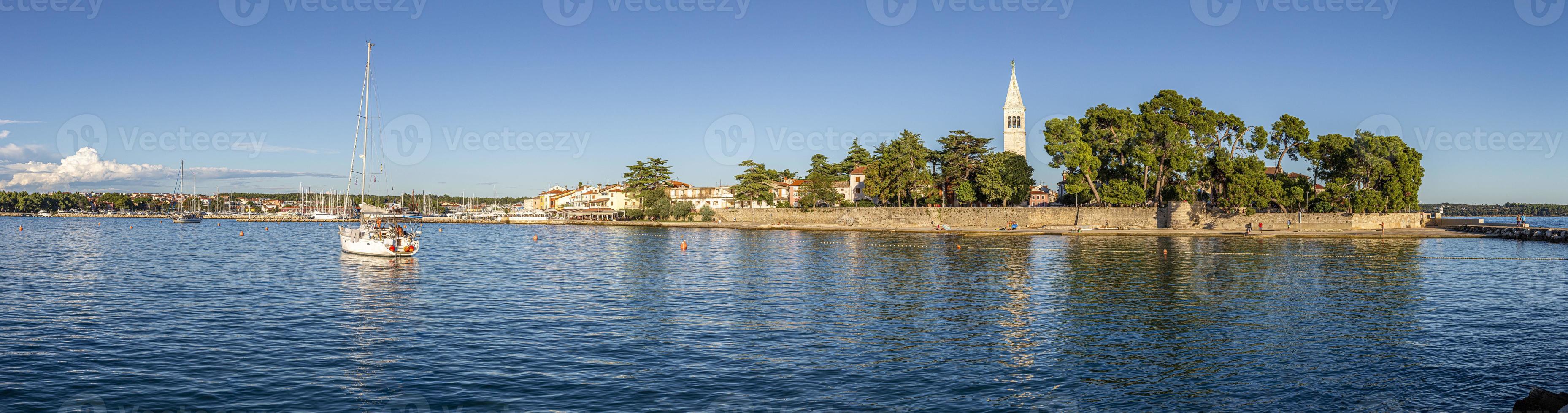 imagem panorâmica da costa novigrad na croácia durante o dia foto