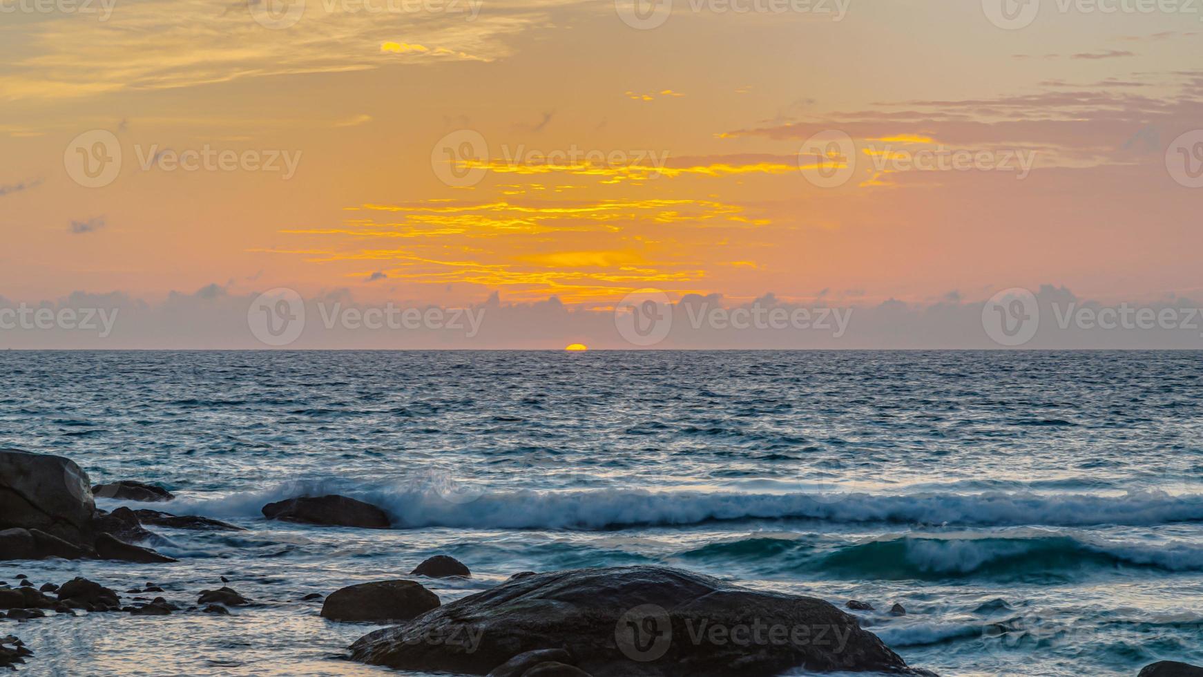 foto do pôr do sol colorido na praia de kamala na tailândia no verão