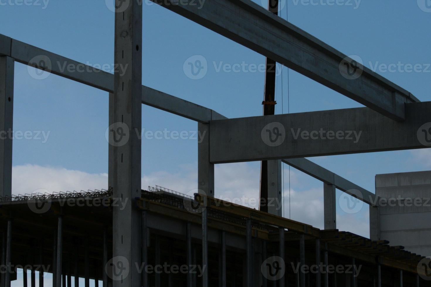 imagem de elementos de concreto pré-moldado durante a instalação foto