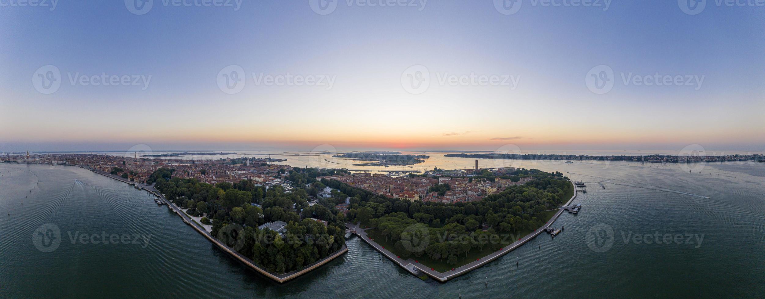 panorama aéreo da lagoa de veneza e ilha de lido durante o nascer do sol foto