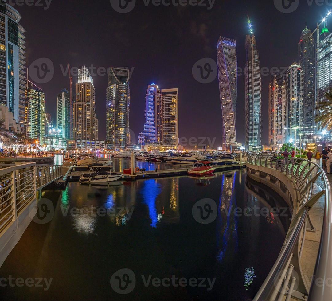 vista dos arranha-céus do distrito de marina de dubai à noite foto