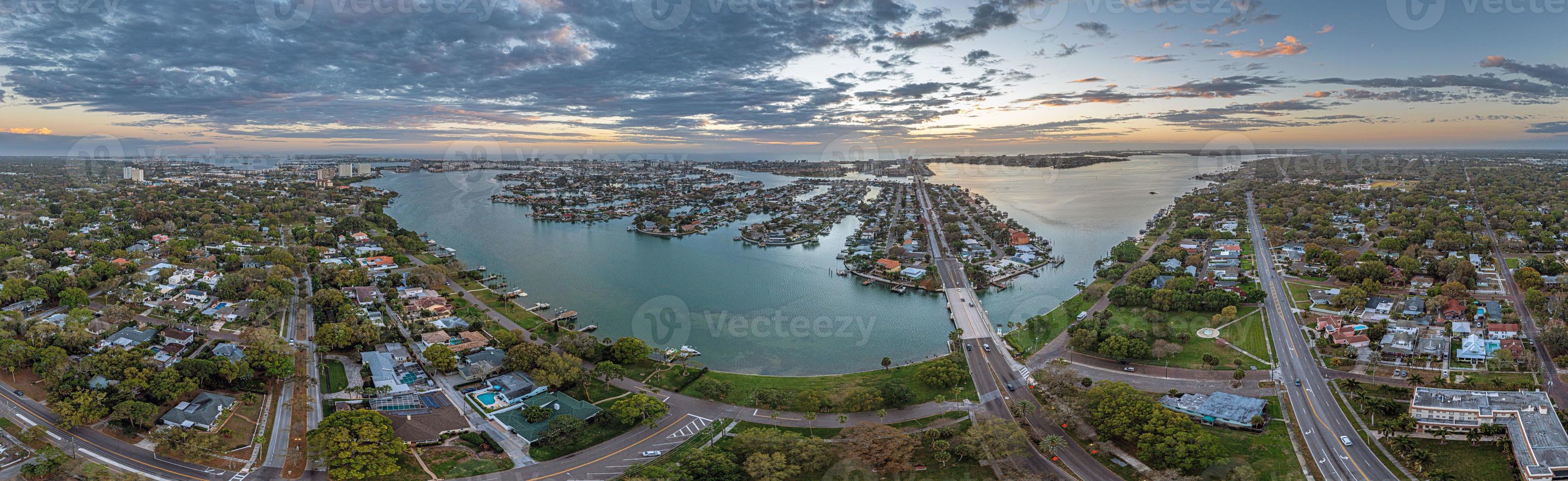 panorama de drones sobre as ilhas de calçada sul e a ilha do tesouro em st. petersburgo na flórida durante o pôr do sol foto