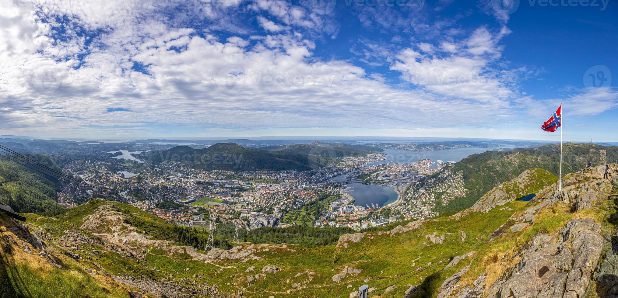 vista aérea para a cidade norueguesa de bergen do monte ulriken no verão foto