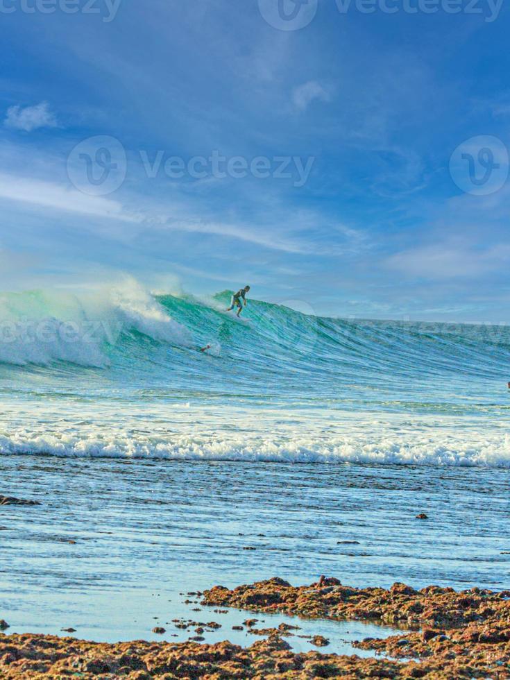imagem de um surfista na onda quebrando na ilha indonésia de bali foto