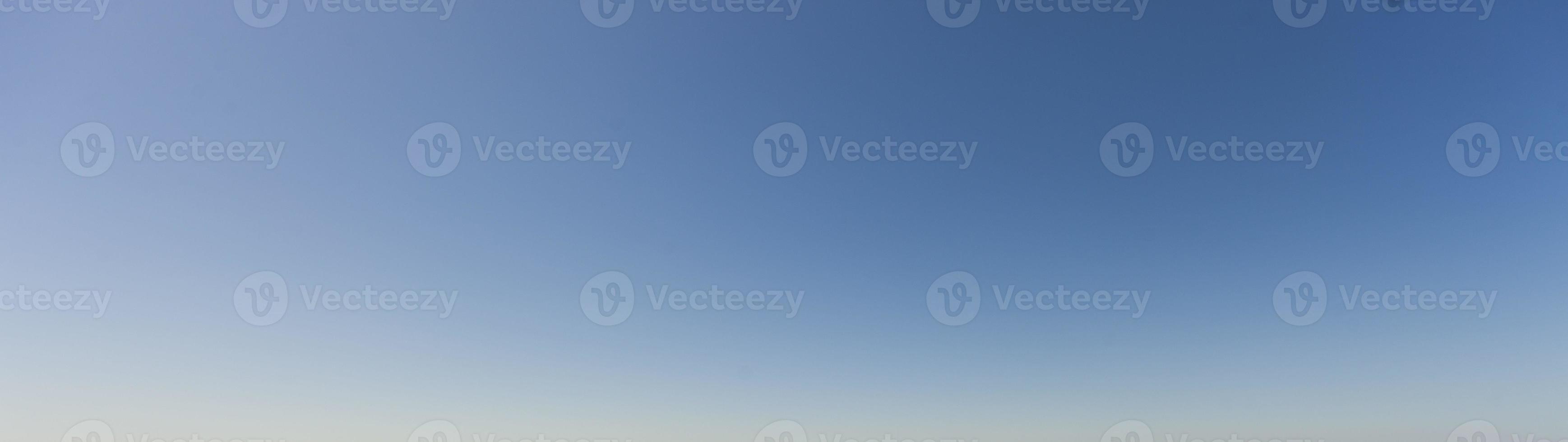 imagem de um céu claro e sem nuvens pode ser usada como plano de fundo foto