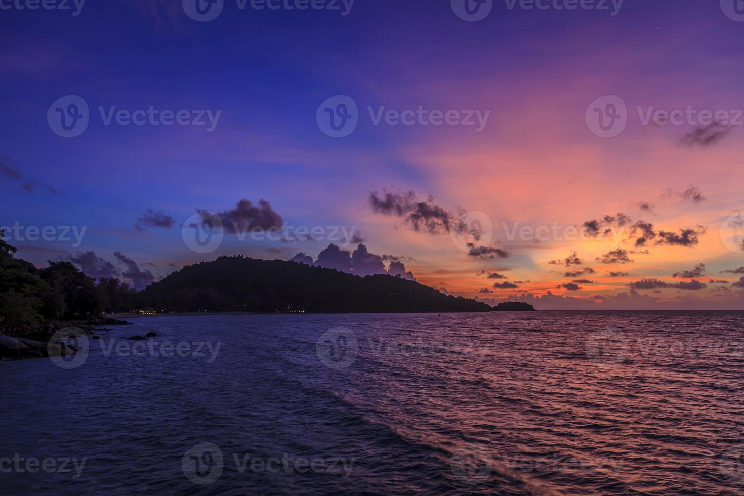 panorama de um pôr do sol em phuket com vista para a praia de tri trang foto