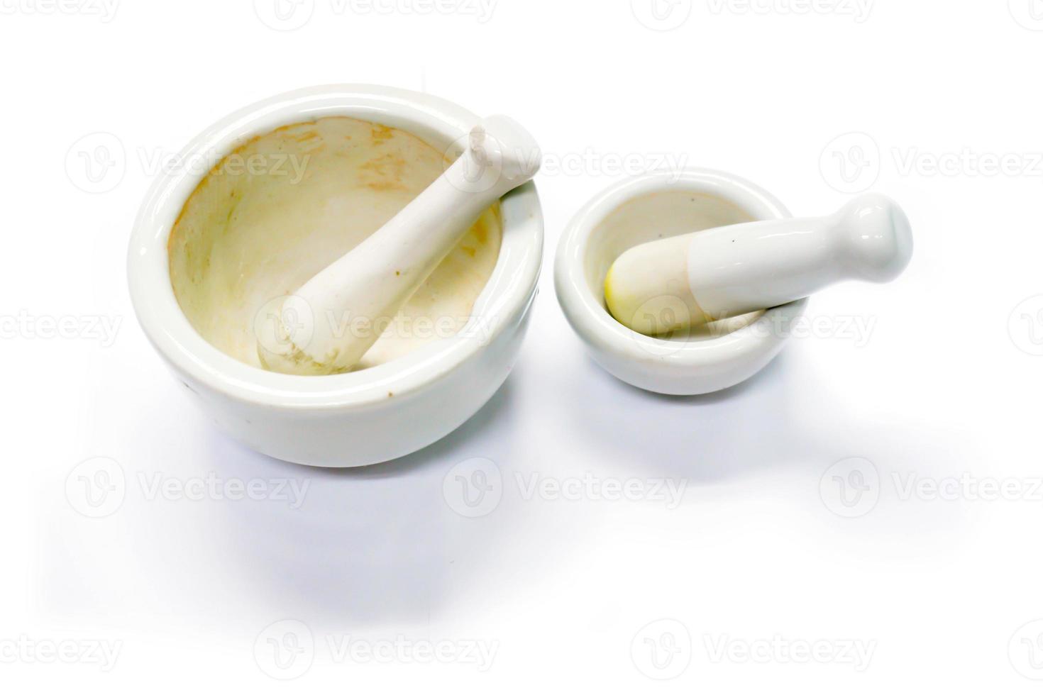 ervas e argamassas de medicina branca, feitas por cal ou cerâmica em fundo branco. foto