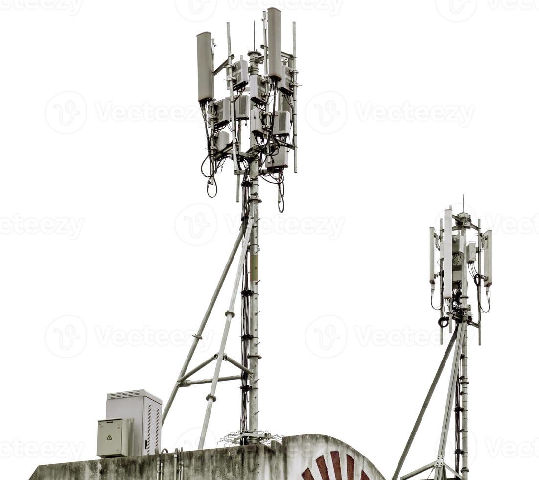 torre de comunicação com antenas no topo do edifício isolado no fundo branco foto