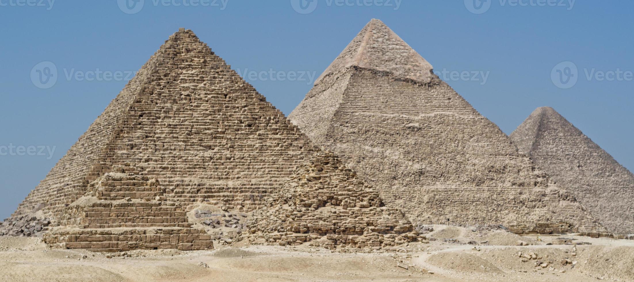 pirâmide no deserto em luxor egito foto