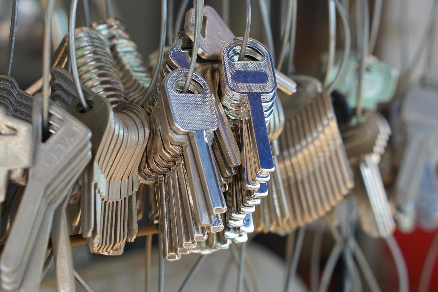 muitas chaves penduradas no armário de ferramentas. foto