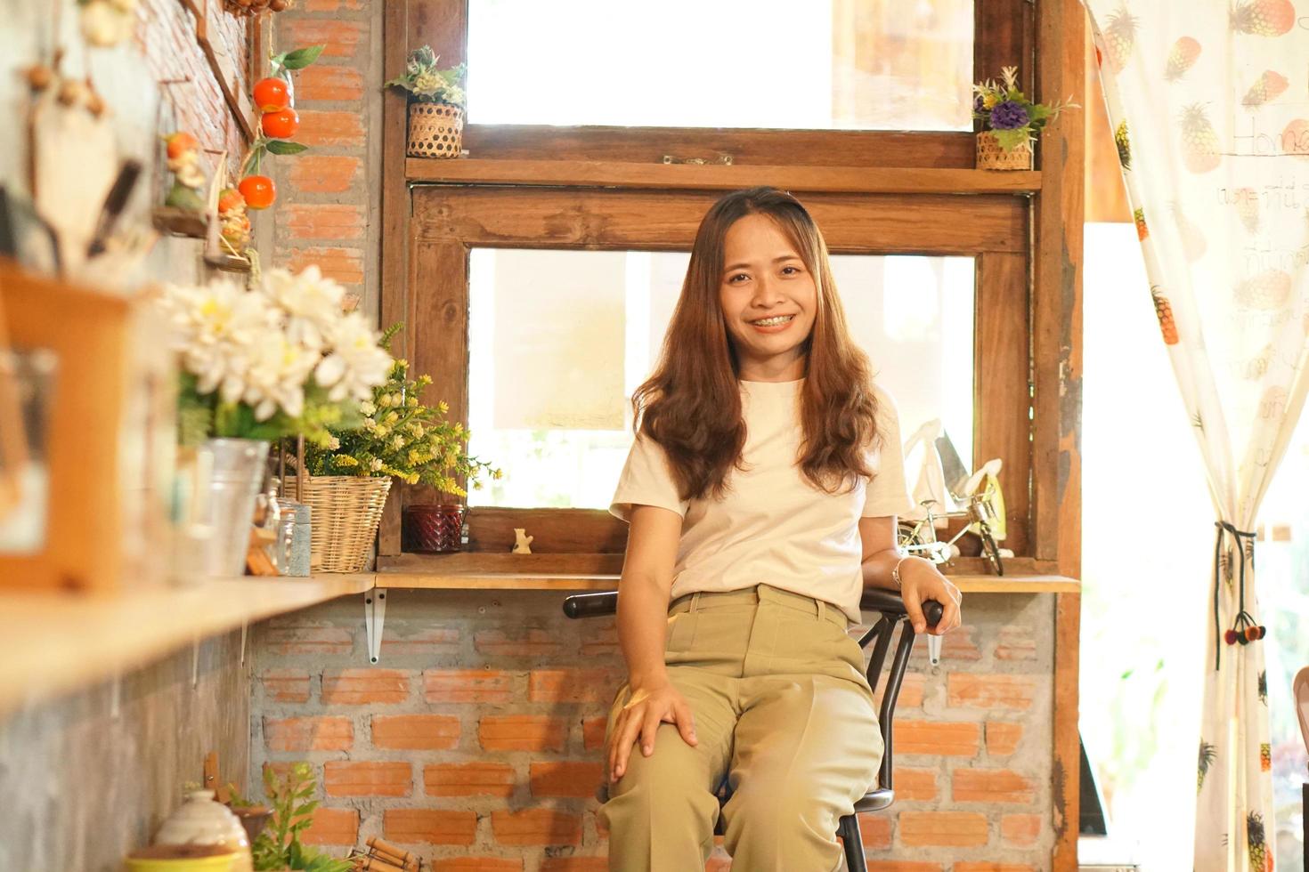 mulher asiática sorrindo alegremente em um café foto