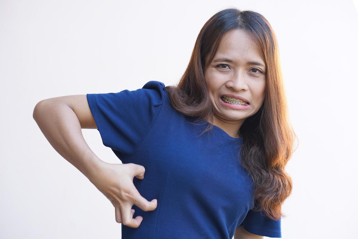 mulher asiática com coceira na pele foto