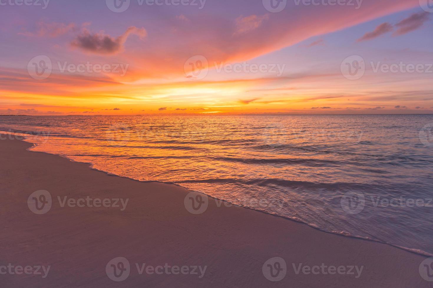 paisagem do mar do sol. nascer do sol colorido da praia do oceano. bela paisagem de praia com ondas calmas e praia de areia macia. paisagem tropical vazia, horizonte com vista panorâmica da costa. natureza colorida mar céu foto