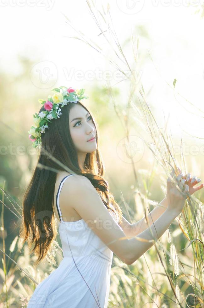 menina bonita em um jardim de flores de primavera 4 foto