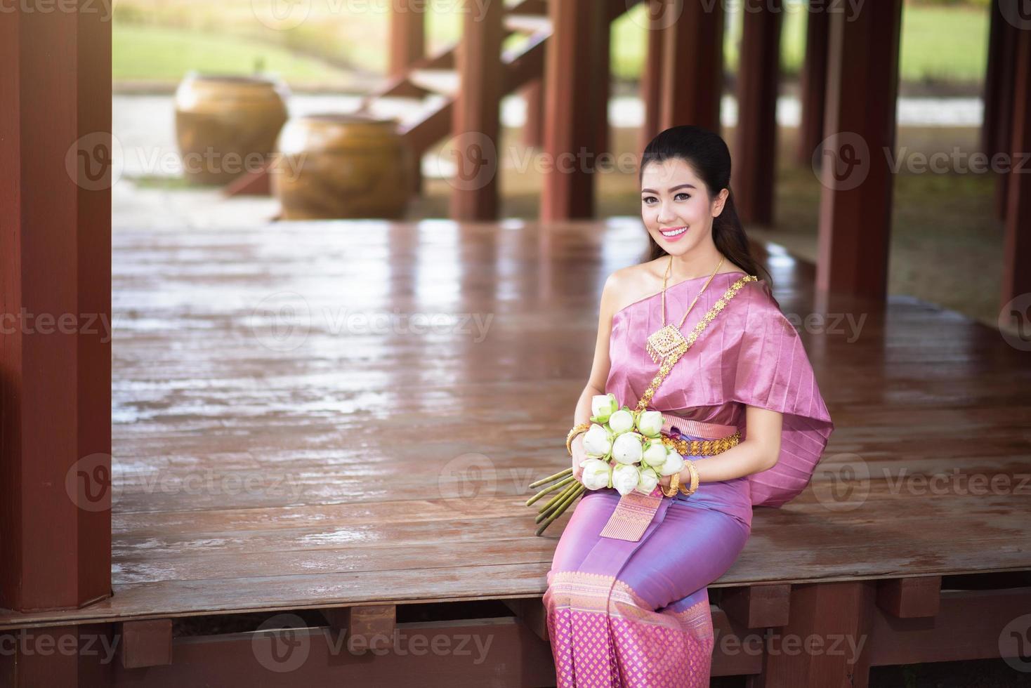 linda garota tailandesa em traje tradicional tailandês foto