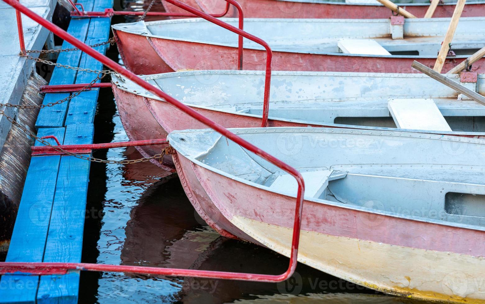 vários barcos antigos perto do cais foto