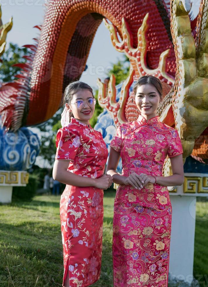 feliz Ano Novo Chinês. mulher asiática usando vestido cheongsam qipao tradicional. foto