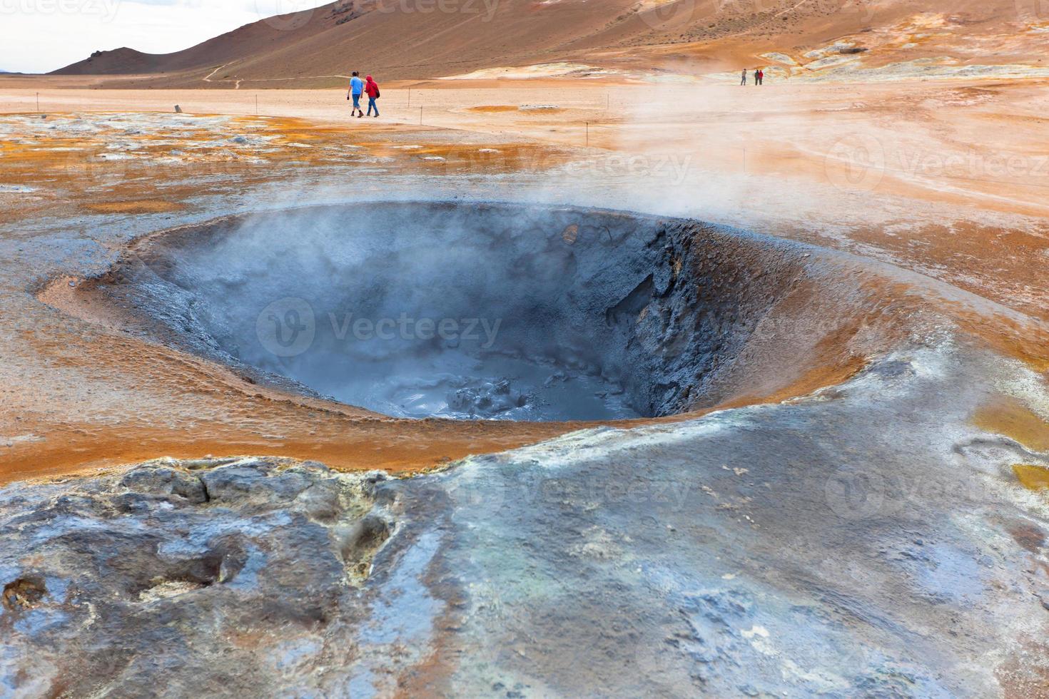 vasos de barro quente na área geotérmica hverir, islândia foto