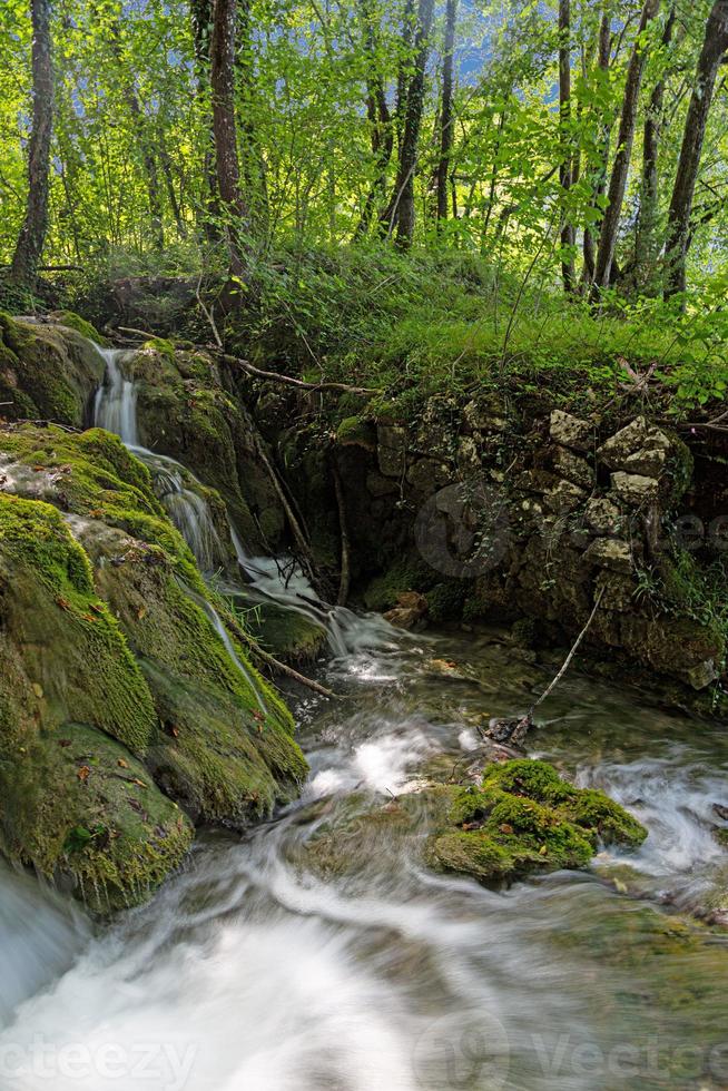 imagem de uma cachoeira no parque nacional dos lagos plitvice na croácia com longa exposição durante o dia foto