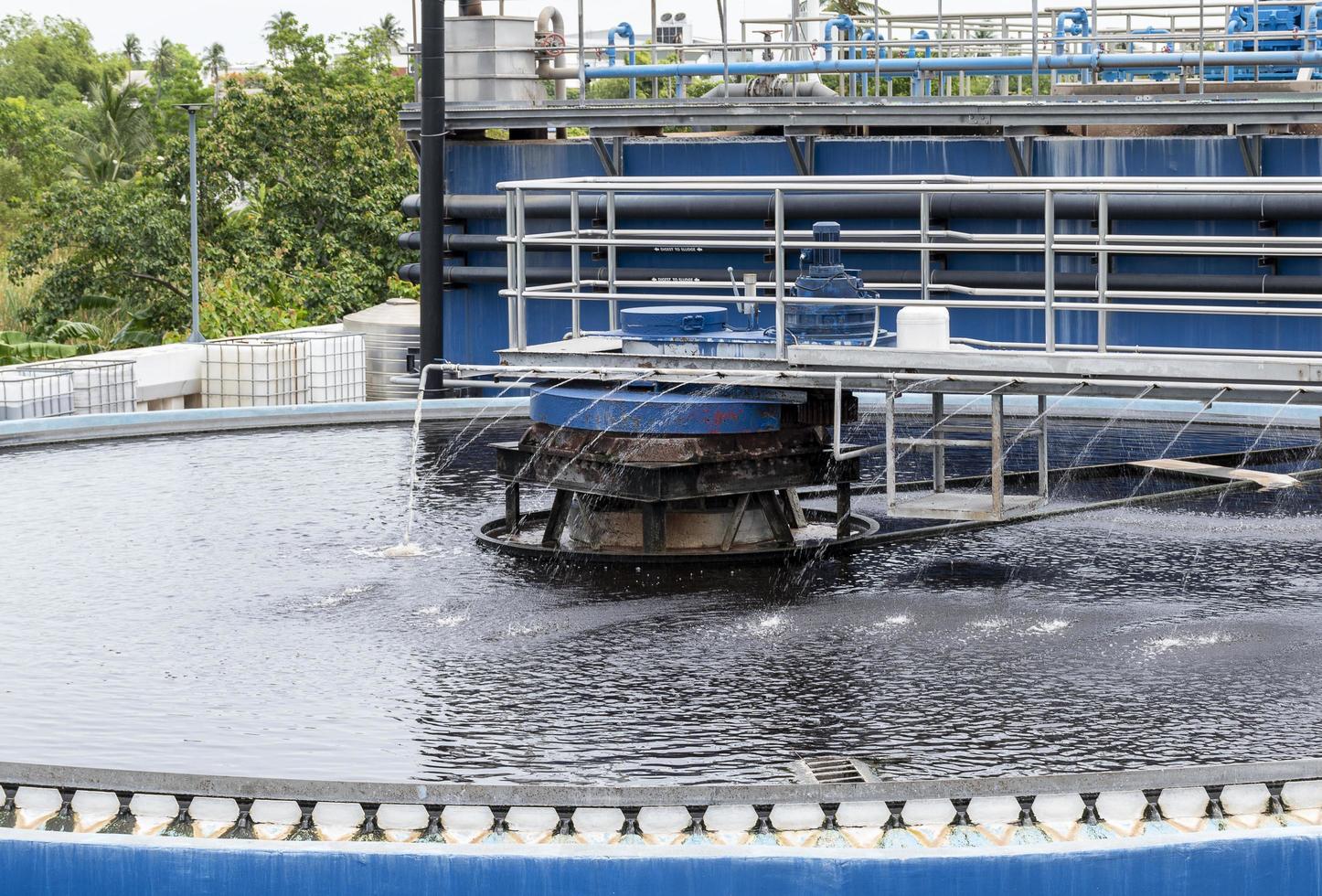 lagoas de tratamento de águas residuais de plantas industriais foto