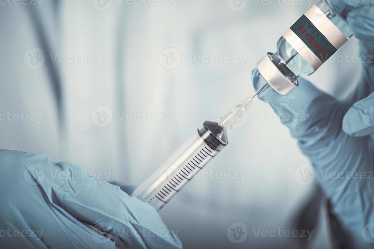 garrafa de frasco de vacina azul e injeção de seringa para tratamento de infecção por vírus corona e construção de imunidade a vírus covid-19, cuidados de saúde e conceito médico. foto