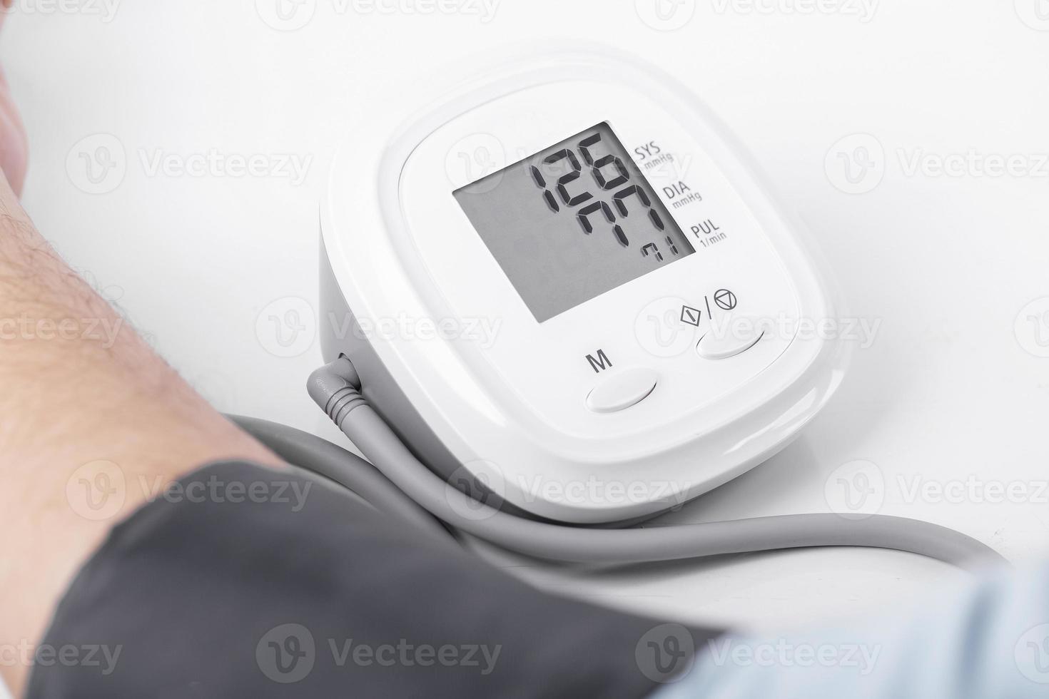 homem de negócios, verifique a pressão arterial e a frequência cardíaca com medidor de pressão arterial em fundo branco, saúde e conceito médico foto